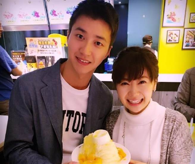 福原愛「初二沒回娘家」留在台灣過年！嚴母特地「來台吃團圓飯」網驚：媽媽好年輕！