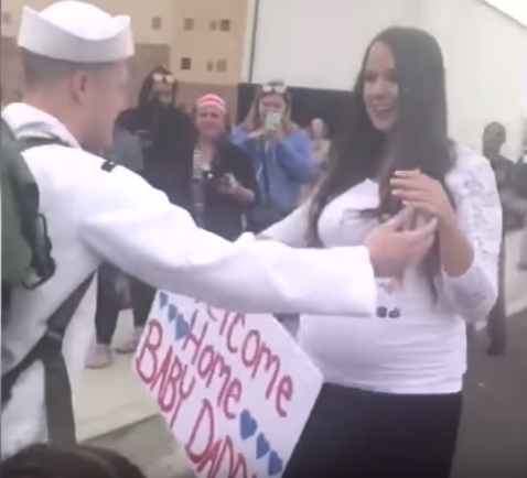 海軍老公「出征半年」終於回家，老婆迎接卻「露出大肚子」他當場臉色一變......