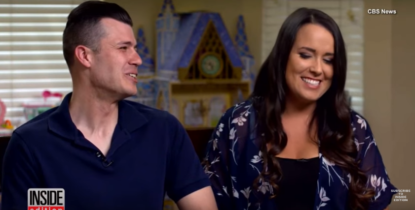 海軍老公「出征半年」終於回家，老婆迎接卻「露出大肚子」他當場臉色一變......