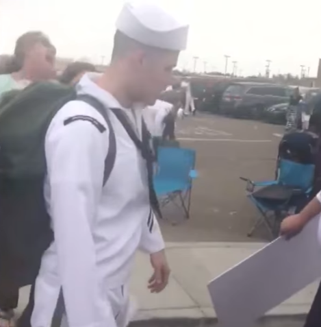 海軍老公「出征半年」終於回家，老婆迎接卻「露出大肚子」他當場臉色一變......