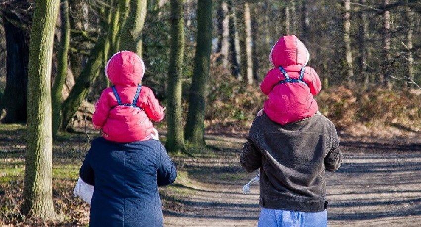 白人媽媽生雙胞胎「膚色一黑一白」被鄰居懷疑，醫生卻說「絕對是...」眾人超訝異！