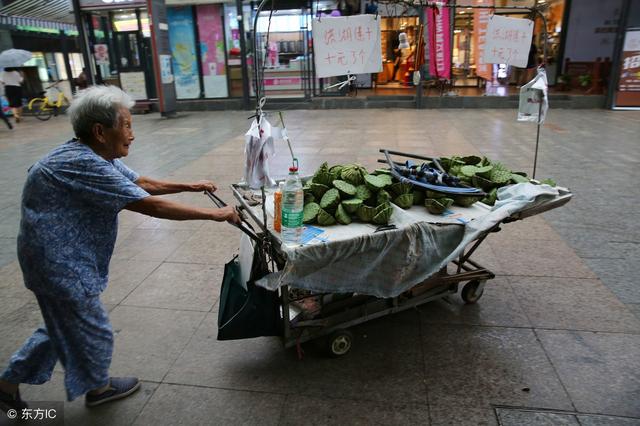 路邊攤大娘擺攤時撿到空錢包！一名大學生來找她偷往皮夾裡「塞進200元」結果讓她當場愣了