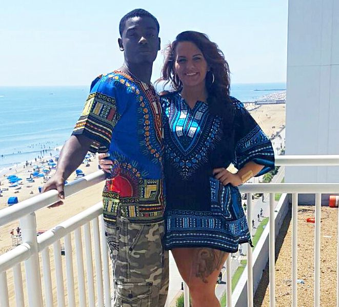 白人媽媽生雙胞胎「膚色一黑一白」被鄰居懷疑，醫生卻說「絕對是...」眾人超訝異！