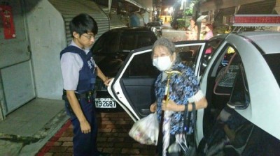 孝順窮警「媽媽走了想申請貸款」遭長官刁難！直到發現「同事背著他做了一件事」 忍不住淚崩