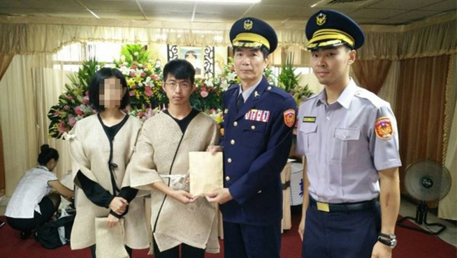 孝順窮警「媽媽走了想申請貸款」遭長官刁難！直到發現「同事背著他做了一件事」 忍不住淚崩
