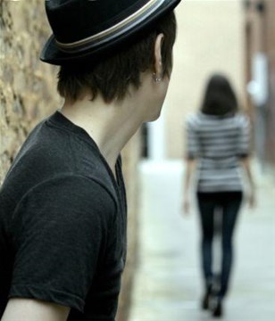 路邊攤大娘擺攤時撿到空錢包！一名大學生來找她偷往皮夾裡「塞進200元」結果讓她當場愣了