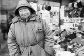 路邊攤大娘擺攤時撿到空錢包！一名大學生來找她偷往皮夾裡「塞進200元」結果讓她當場愣了