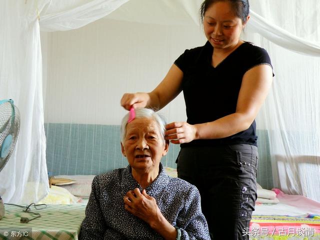 我想接母親來過年，公公「瞪我一眼後開口」從此我發誓把公公當親爸