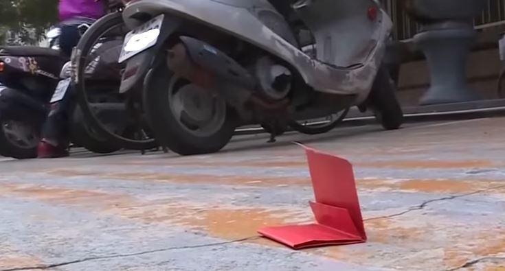 車沒停多久！離開前發現「門縫被塞1000元」　仔細檢查「沒符紙也沒紅包」網友阻止：別讓自己後悔
