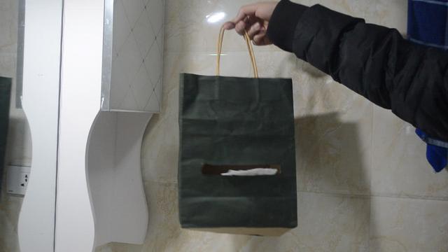 「購物袋」別扔了！改造放在衛生間太實用，家家戶戶都用得到