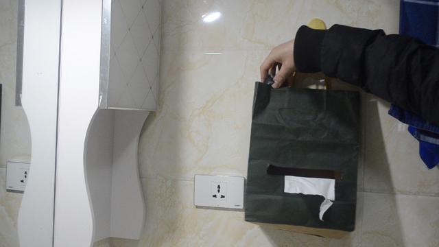 「購物袋」別扔了！改造放在衛生間太實用，家家戶戶都用得到