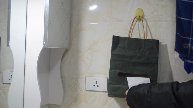 「購物袋」別扔了！改造放在衛生間太實用，家家戶戶都用得到