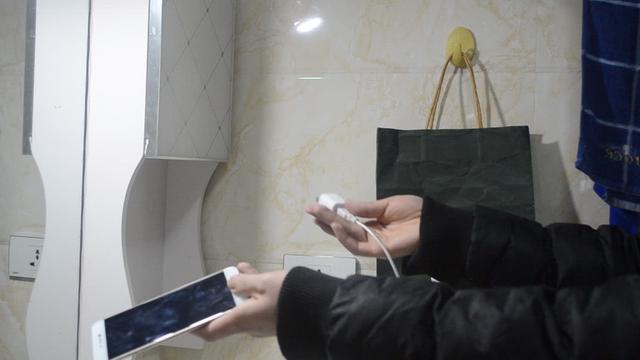 「購物袋」別扔了！改造放在衛生間太實用，家家戶戶都用得到