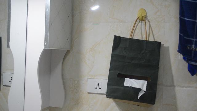 「購物袋」別扔了！改造放在衛生間太實用，家家戶戶都用得到