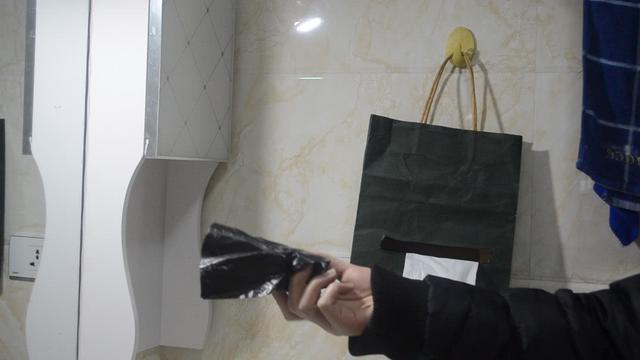 「購物袋」別扔了！改造放在衛生間太實用，家家戶戶都用得到