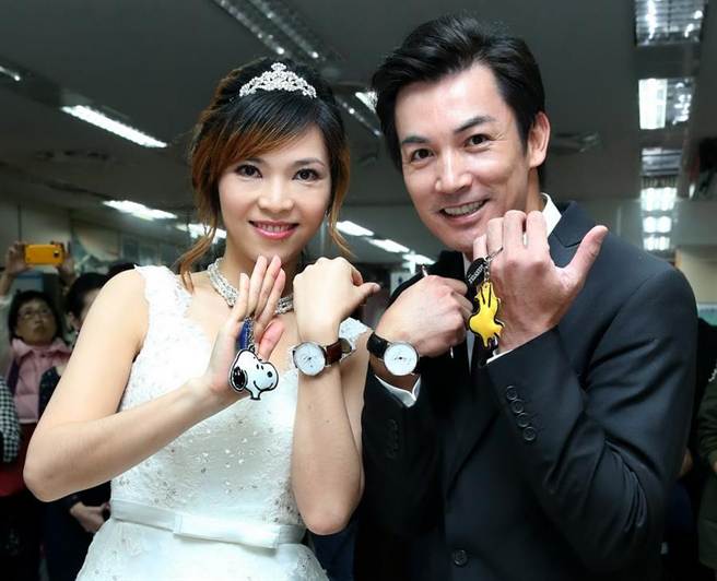 53歲伊正曾苦認「這輩子不會結婚了」！豈料遇見「小16歲真命天女」短短1年內結婚又生子