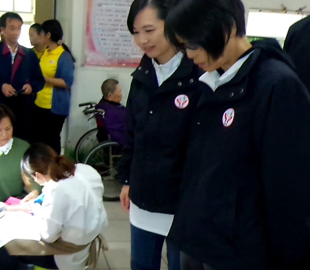 酷酷嫂周美青「卸下第一夫人」身份後「被記者拍到」　網友驚：跟想像中不一樣！