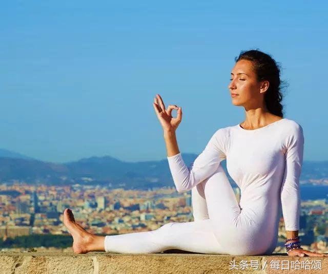 女人常練「扭轉式動作」幫助「消除腰上贅肉」還能疏通筋絡，身體更柔軟顯瘦