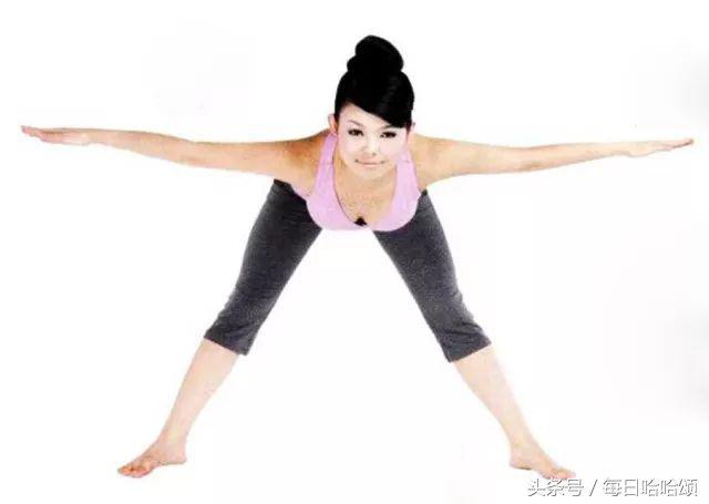 女人常練「扭轉式動作」幫助「消除腰上贅肉」還能疏通筋絡，身體更柔軟顯瘦