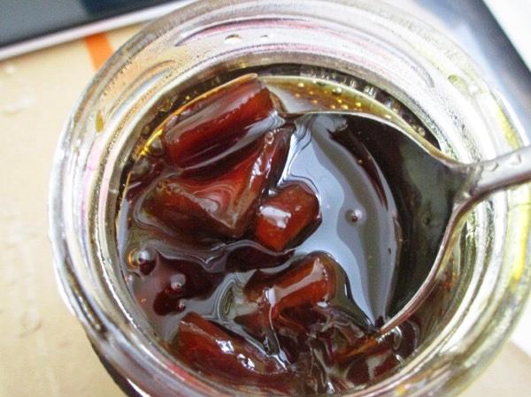 入秋轉涼咳嗽不止好難受！4個「檸檬加冰糖」燉一晚，泡溫水喝很快就止咳了