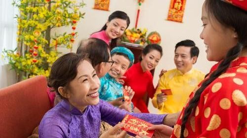 過年兩樣情！孩子開心「抱10萬紅包」厚如錢磚　爸爸看了卻搖頭「根本不可能夠用」