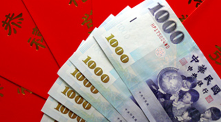 過年兩樣情！孩子開心「抱10萬紅包」厚如錢磚　爸爸看了卻搖頭「根本不可能夠用」