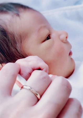 艾莉絲才嫁外交官老公「孩子跟著出生了」！藏大肚10個月甜曝「寶寶性別」：雙喜臨門！