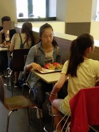 記得在本土劇飾演「不老症的小草」嗎？當年「10歲演35歲」的她被網友拍到「長大後的模樣」...