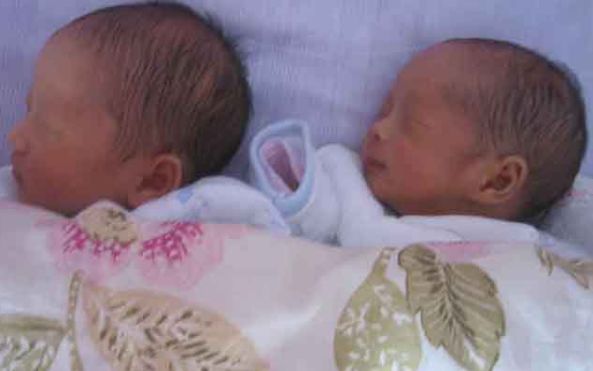 孕婦剖腹產下雙胞胎，孩子已經抱出產房「妻子卻沒有出來」，丈夫跑進去看忍不住「生氣對她說」...