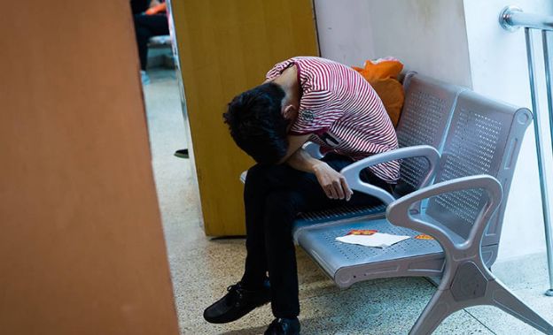 孕婦剖腹產下雙胞胎，孩子已經抱出產房「妻子卻沒有出來」，丈夫跑進去看忍不住「生氣對她說」...