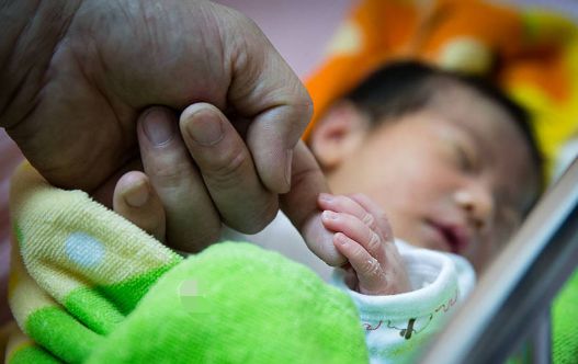 孕婦剖腹產下雙胞胎，孩子已經抱出產房「妻子卻沒有出來」，丈夫跑進去看忍不住「生氣對她說」...