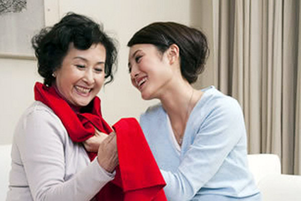 我嫌婆婆婚宴上「打包剩菜」讓我丟臉，回家無意間看到婆婆竟然在...我決定從此好好孝順她！