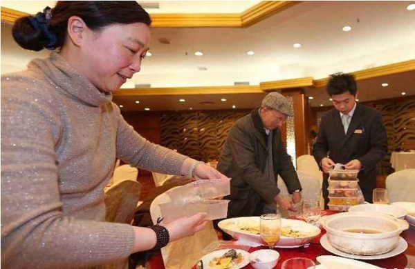 我嫌婆婆婚宴上「打包剩菜」讓我丟臉，回家無意間看到婆婆竟然在...我決定從此好好孝順她！