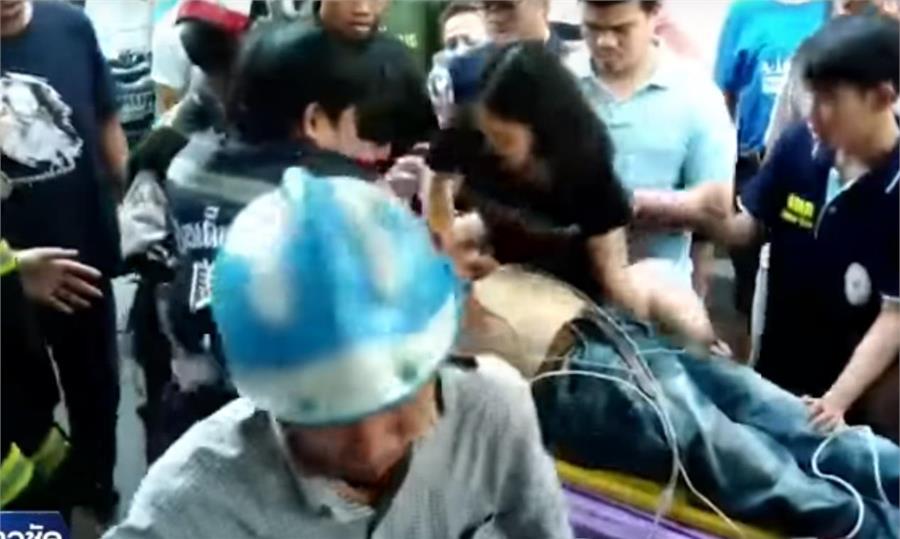 短裙女護士當眾「跨坐傷患CPR」網路爆紅！反被酸民「瘋狂嗆罵」她委屈道歉：我只是想救人....