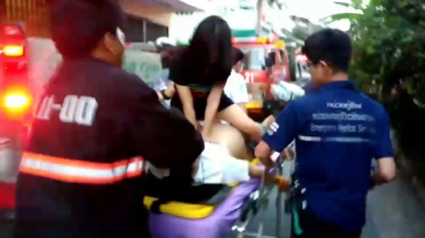 短裙女護士當眾「跨坐傷患CPR」網路爆紅！反被酸民「瘋狂嗆罵」她委屈道歉：我只是想救人....