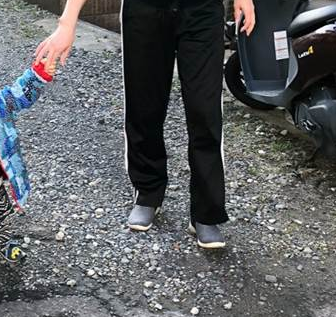 她深夜回家見「兒子飄在半空中」嚇壞！拿手機拍下「雙腳消失證據」震驚12萬網友！