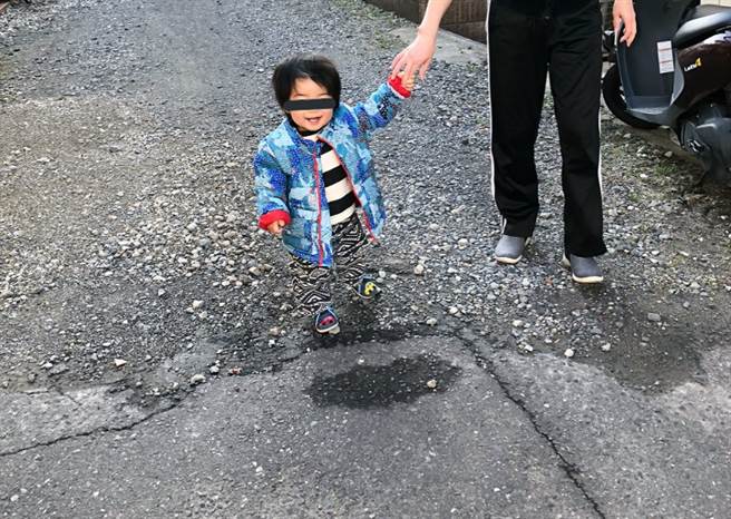 她深夜回家見「兒子飄在半空中」嚇壞！拿手機拍下「雙腳消失證據」震驚12萬網友！