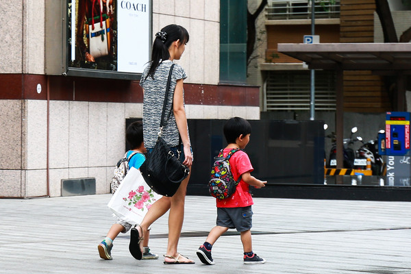 她深夜回家見「兒子飄在半空中」嚇壞！拿手機拍下「雙腳消失證據」震驚12萬網友！