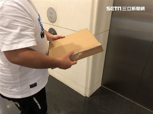 瞧不起人？送貨員被女住戶嗆「你只準搭貨梯」：小心我客訴你　當場「淡定反擊」對方秒閉嘴