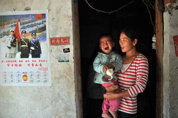 父親早逝留下寡母孤兒，家境清苦母親又腿殘，沒想到靠著「三袋米」她把兒子送進了名校！