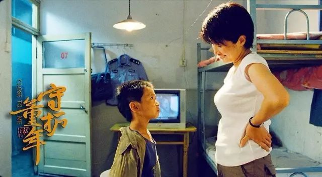 父親早逝留下寡母孤兒，家境清苦母親又腿殘，沒想到靠著「三袋米」她把兒子送進了名校！