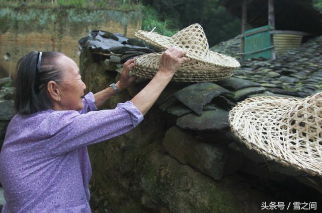 父親早逝留下寡母孤兒，家境清苦母親又腿殘，沒想到靠著「三袋米」她把兒子送進了名校！
