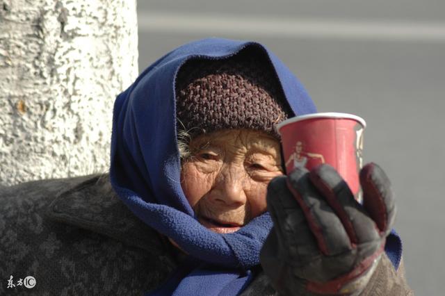 父親早逝留下寡母孤兒，家境清苦母親又腿殘，沒想到靠著「三袋米」她把兒子送進了名校！