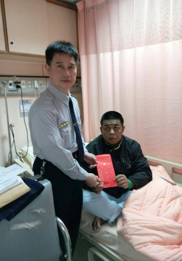 孝警養家驟逝！局長霸氣喊「他是因公死亡」打臉政府，周錫瑋挺身而出：「讓我們一起違法！」