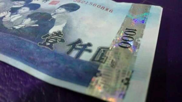 大面額「假鈔流入市面」壹千、伍佰都淪陷！他分享「一秒辨真假」方法...記起來不吃虧！