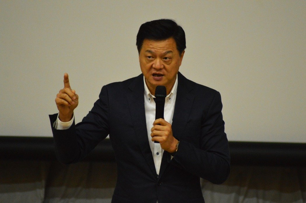 孝警養家驟逝！局長霸氣喊「他是因公死亡」打臉政府，周錫瑋挺身而出：「讓我們一起違法！」