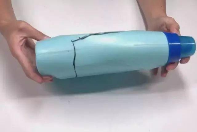 洗衣液桶千萬別扔「剪一剪掛插座上」家人說我超聰明