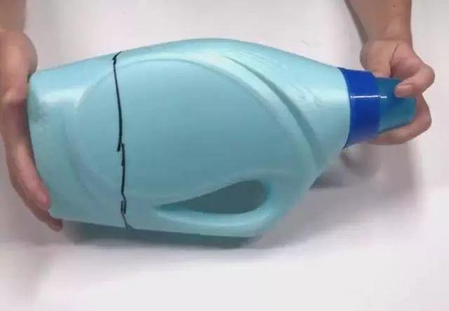 洗衣液桶千萬別扔「剪一剪掛插座上」家人說我超聰明