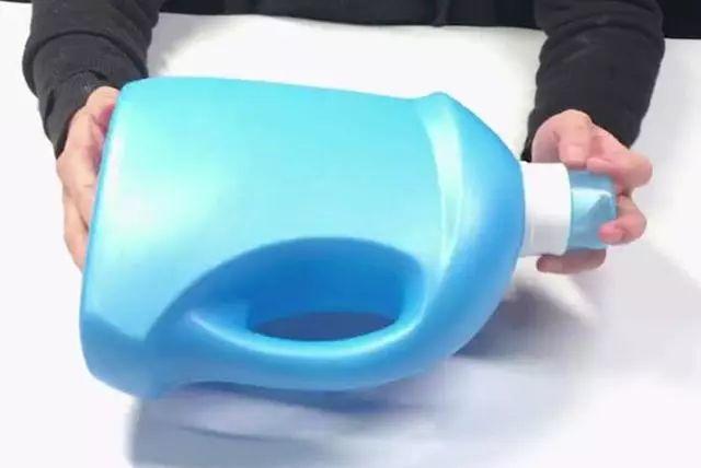 洗衣液桶千萬別扔「剪一剪掛插座上」家人說我超聰明