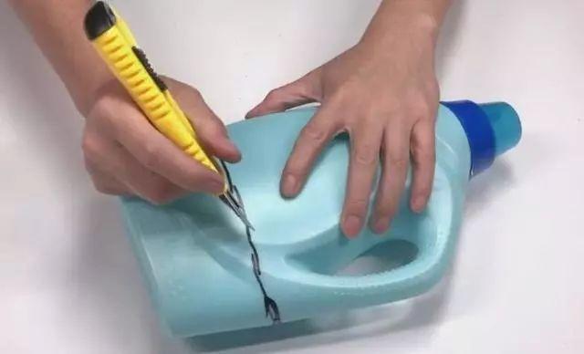 洗衣液桶千萬別扔「剪一剪掛插座上」家人說我超聰明